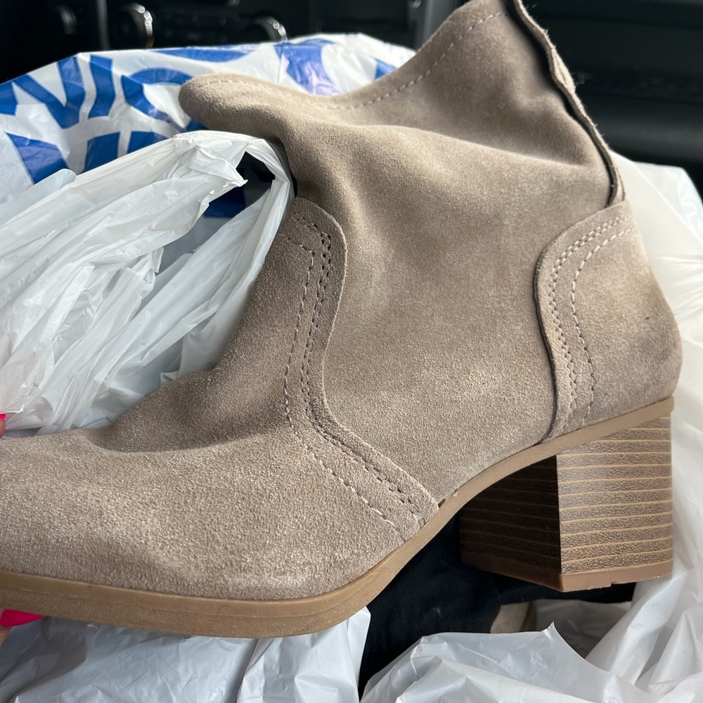 Nwot Canyon river blues Women's Suede Ankle Boots